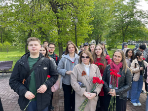 Делегация МГЛУ приняла участие в акции «Цветы Победы»