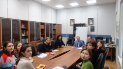 Студенты, изучающие таджикский язык, посетили урок персидского языка