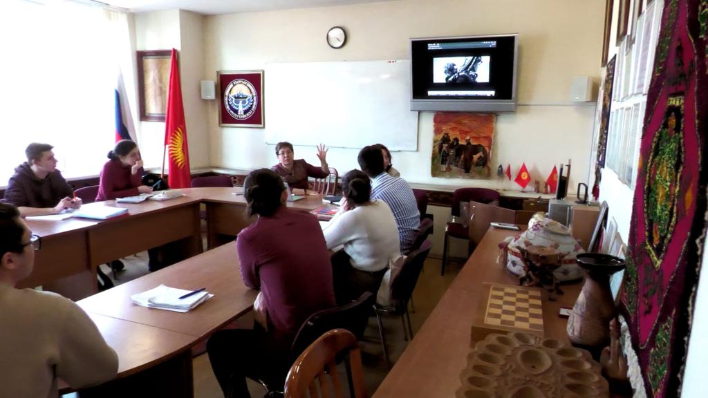 Встреча с ученым-манасоведом на уроке киргизского языка