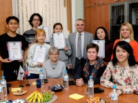 모스크바국립외국어대학에서 한국 부산외대 학생들에게 수료증 수여