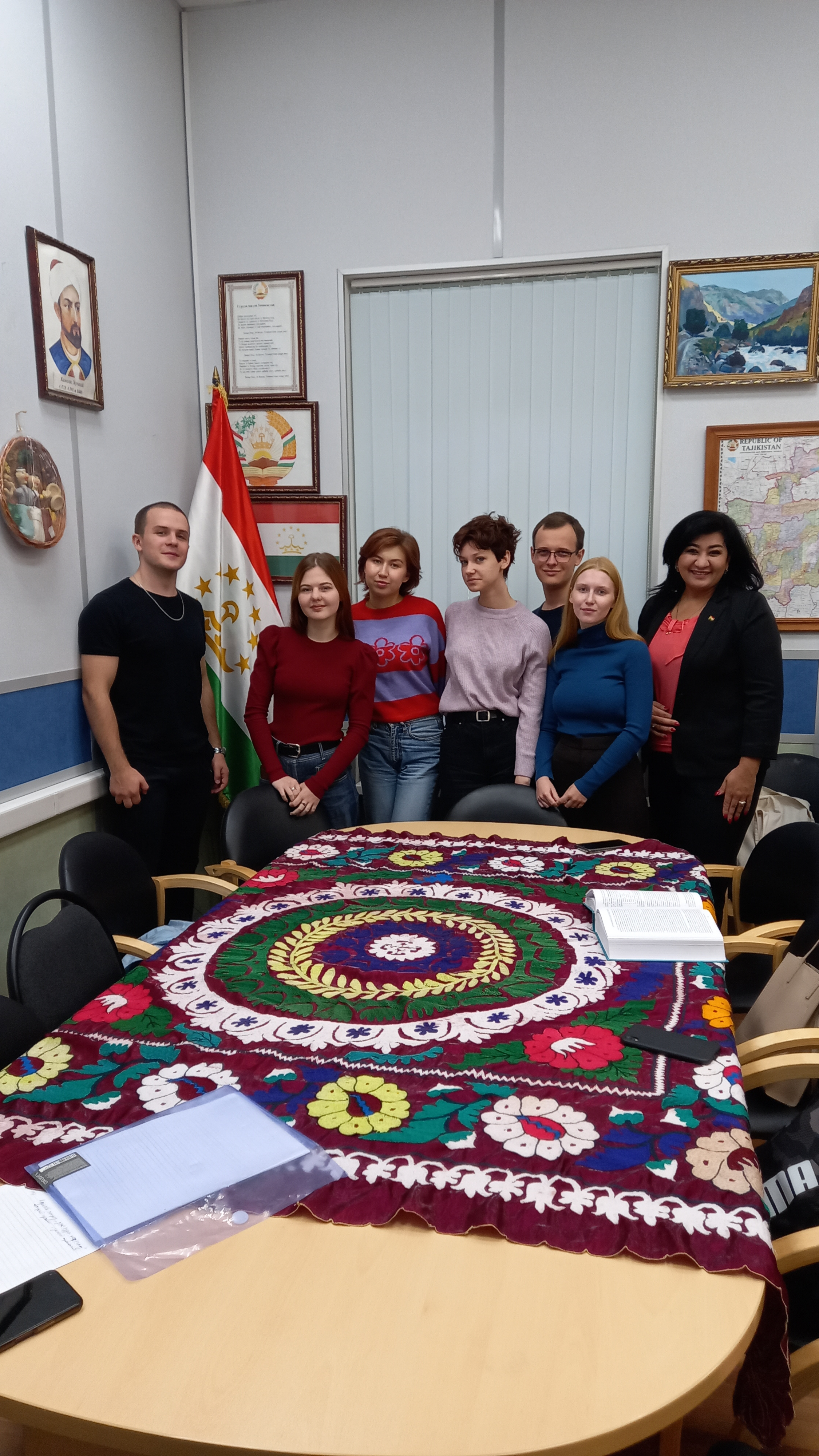 Знакомство студентов, изучающих таджикский язык, с преподавателем Сайёрой Ашраповой