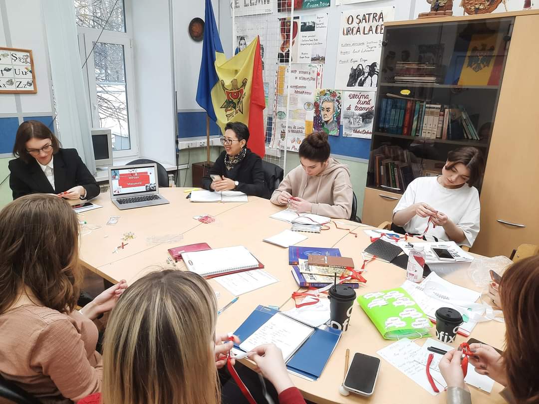 Студенты, изучающие румынский язык,  готовятся к празднику Мэрцишор