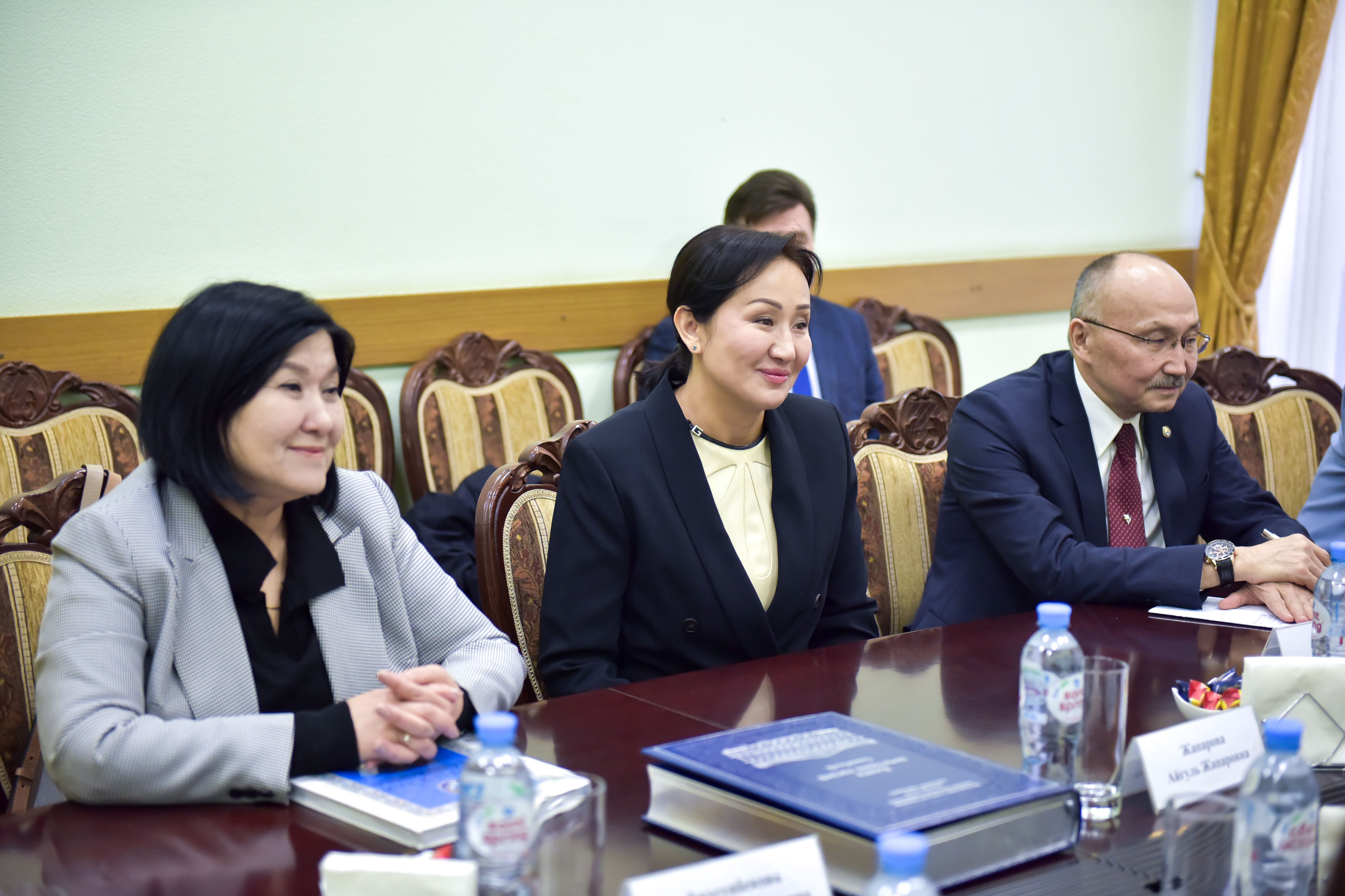 Первая леди Кыргызской Республики Айгуль Жапарова ознакомилась с деятельностью МГЛУ