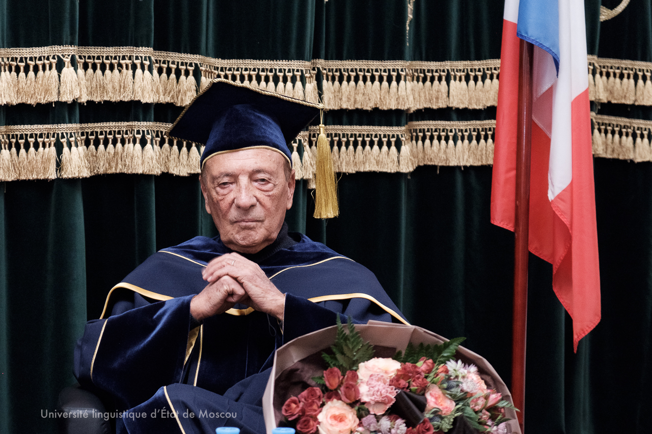 雅克•塞盖拉形象设计师为莫语大的荣誉博士