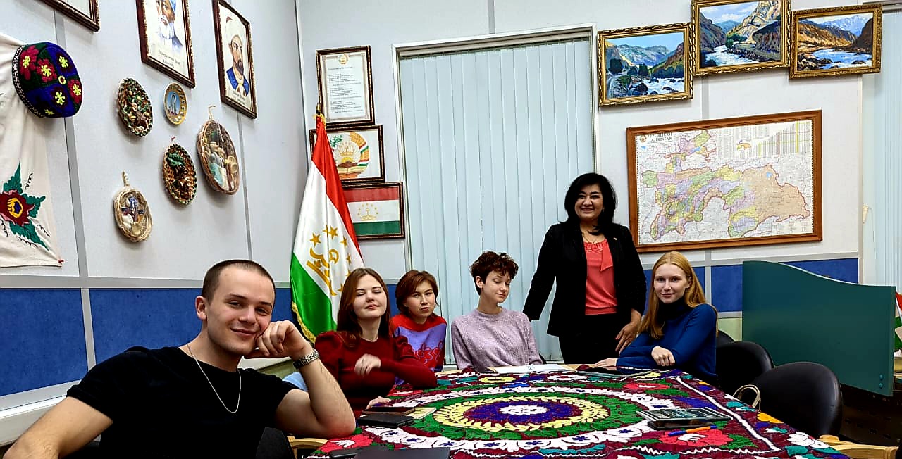 Знакомство студентов, изучающих таджикский язык, с преподавателем Сайёрой Ашраповой