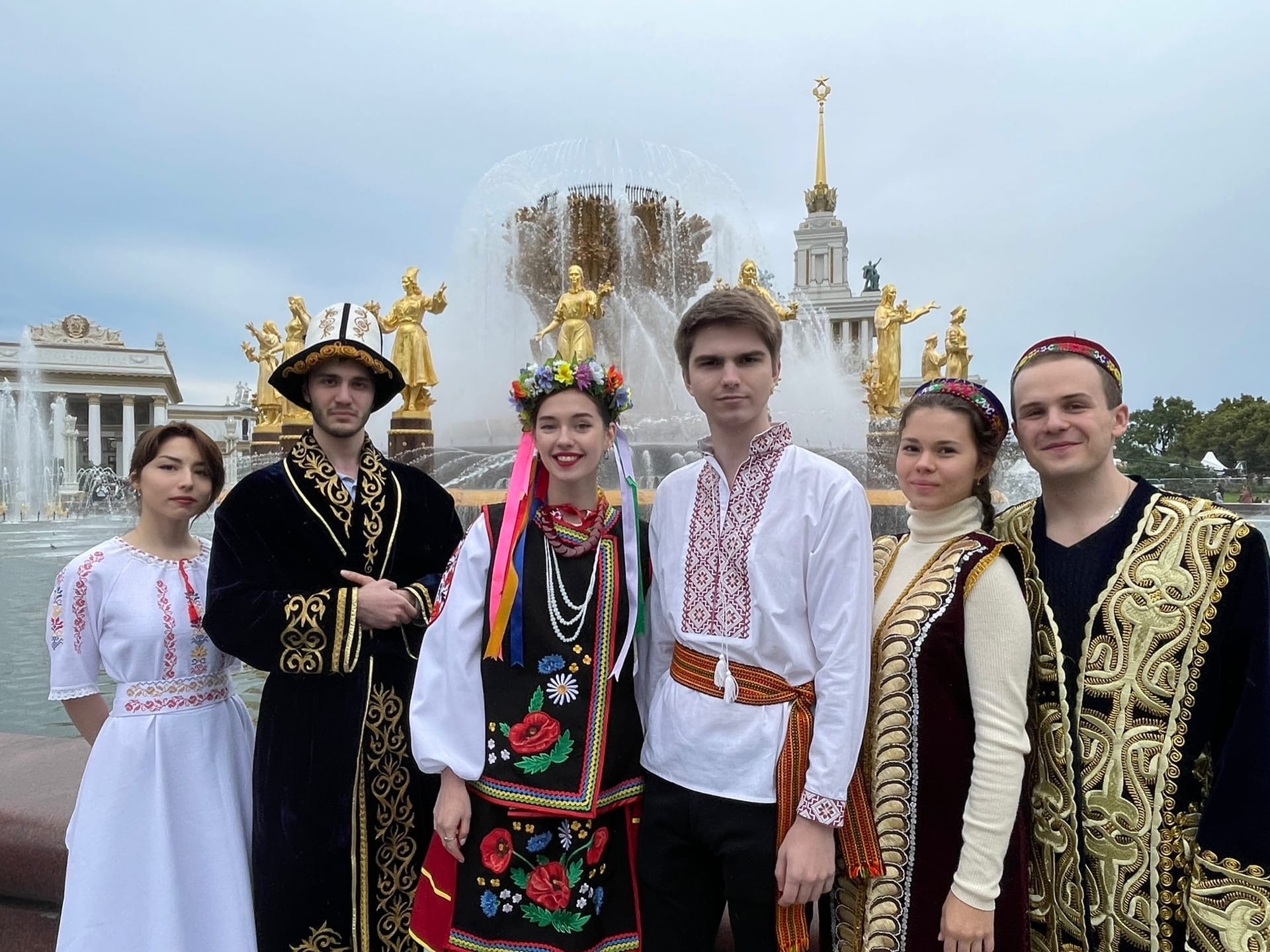Вальсируем всей страной: студенты МГЛУ приняли участие в рекордном флешмобе «Вальс народов России»