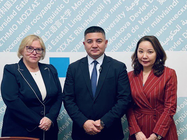 Парламент Кыргызской Республики наградил руководство МГЛУ