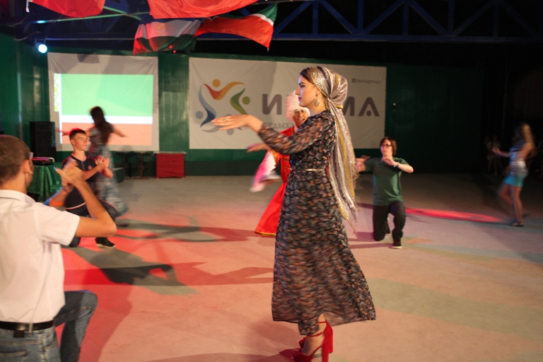 Студентка М.Рахими в конкурсной программе исполняет ингушский танец (Песчаное, 16.7.2016).JPG